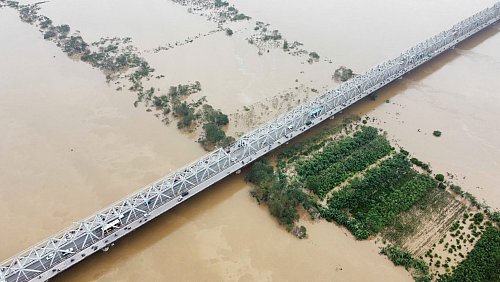 Auch viele Teile der Hauptstadt Hanoi stehen unter Wasser (Handout). - © Uncredited/VNA/XinHua/dpa