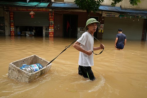 Viele Vietnamesen haben in den Fluten alles verloren (Handout). - © Hau Dinh/AP/dpa