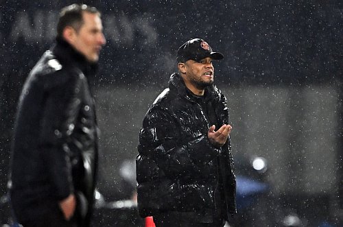 Kalte Dusche für Bayern-Coach Vincent Kompany (r) im De Kuip. - © Federico Gambarini/dpa