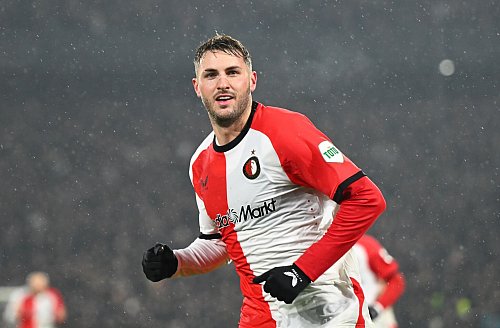 Matchwinner Santiago Gimenez jubelt nach seinem Elfmetertor. - © Federico Gambarini/dpa