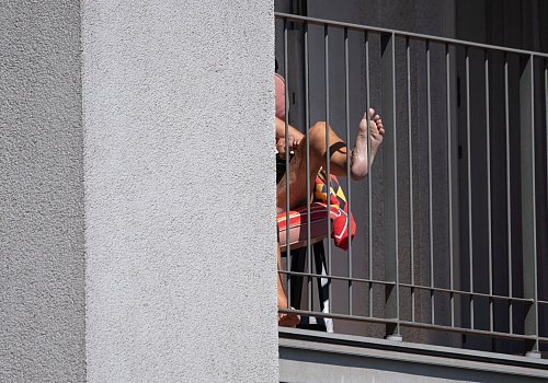 Ob mit oder ohne Kleidung: Sonnenbaden auf dem eigenen Balkon ist grundsätzlich erlaubt. Nur sexuelle Handlungen überschreiten die Grenzen. - © Boris Roessler/dpa/dpa-tmn