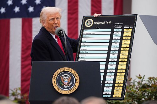 US-Präsident Trump liebt Zölle. - © Mark Schiefelbein/AP/dpa