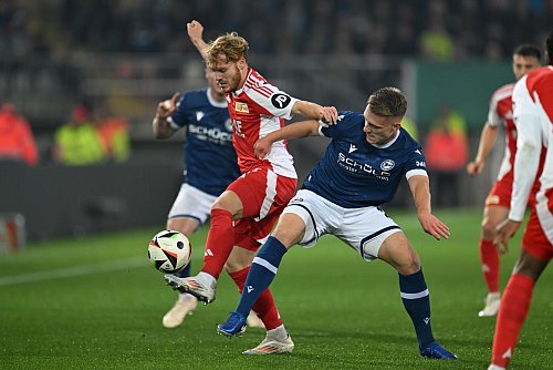 Arminia und Union lieferten sich packende Zweikämpfe. - © Swen Pförtner/dpa