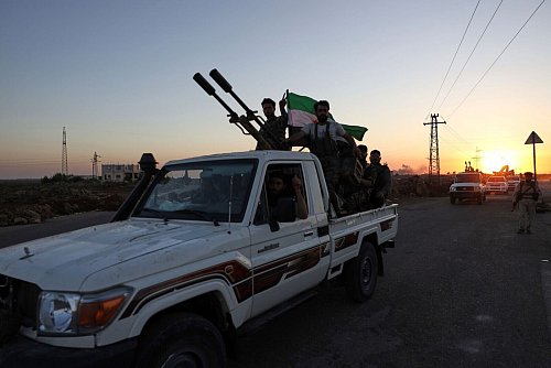 Truppen der syrischen Regierung kämpfen in Suwaida an der Seite sunnitischer Beduinen. - © Omar Albam/AP/dpa