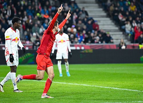 Thomas Müller bejubelt seinen Treffer beim Bayern-Testspielsieg in Salzburg. - © Sven Hoppe/dpa