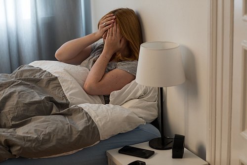 Alpträume sind belastende Träume, die oft durch Stress oder unverarbeitete Erlebnisse ausgelöst werden. - © Christin Klose/dpa-tmn