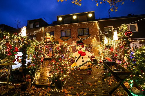 Glitzertraum zur Vorweihnachtszeit: Der Oberhausener Altenpfleger Dirk van Acken hat seine Wohnung zum Weihnachtshaus umdekoriert - © Christoph Reichwein/dpa