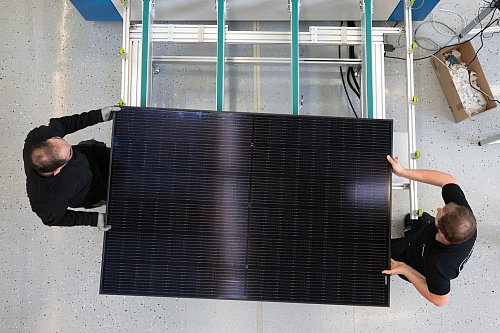 PVT-Module sind eine Mischung aus Photovoltaik- und Solarthermie-Modulen. - © Sebastian Kahnert/dpa/dpa-tmn