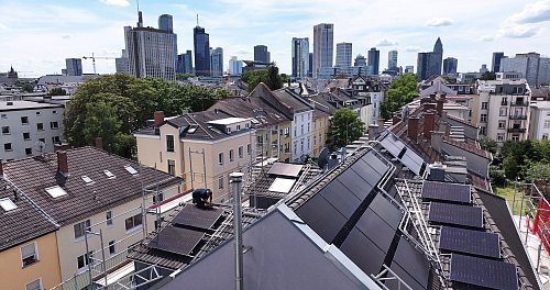Das Beste auf zwei Welten: Die Hybridanlagen nutzen die Dachfläche optimal. - © erneuerbare.tv/dpa-tmn