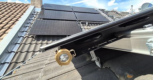 An der Oberfläche befinden sich der PV-Kollektor, der die Sonnenstrahlung aufnimmt, darunter liegt der Solarthermie-Kollektor, der Wärme bereitstellt. - © erneuerbare.tv/dpa-tmn
