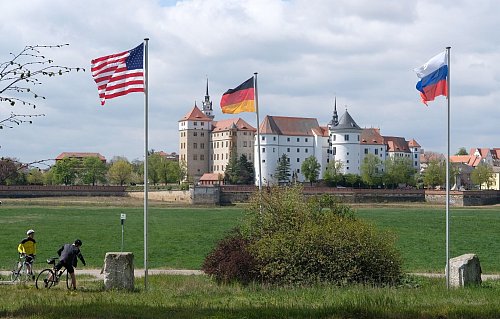 Torgau gedenkt jedes Jahr der Begegnung amerikanischer und sowjetischer Soldaten auf der zerstörten Elbbrücke. (Archivbild) - © Sebastian Willnow/dpa-Zentralbild/dpa