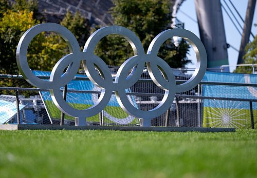 Die olympischen Ringe sind im Olympiapark aufgebaut. (Archivfoto) - © Sven Hoppe/dpa