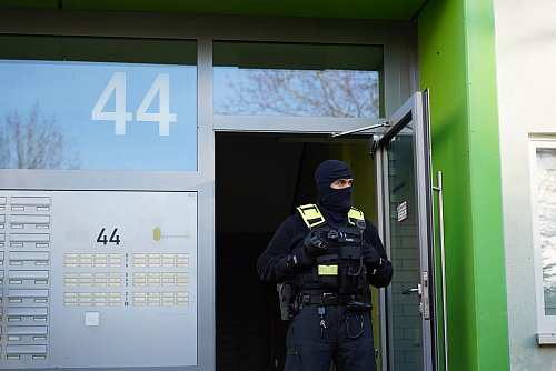 Die Beamten sicherten am frühen Morgen Material. - © Manuel Genolet/dpa