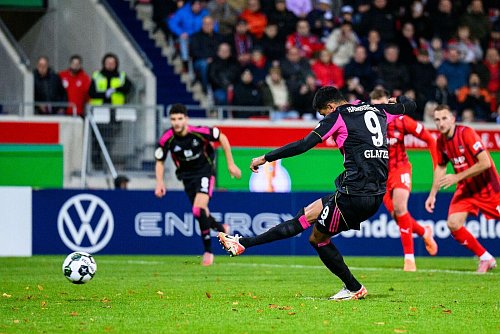 HSV-Stürmer Robert Glatzel sorgte mit seinem verwandelten Foulelfmeter für den Einzug ins Achtelfinale. - © Tom Weller/dpa