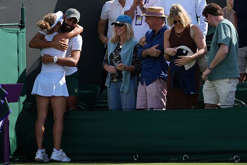 Laura Siegemund umarmt ihren Freund und Trainer Antonio Zucca. - © Kirsty Wigglesworth/AP/dpa