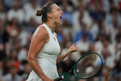Aryna Sabalenka will erstmals ins Wimbledon-Finale. - © Kin Cheung/AP/dpa