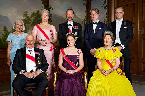 Auf dem Familienfoto zum 18. Geburtstag von Ingrid Alexandra aus dem Jahr 2022 ist hinten rechts auch Marius Borg Høiby zu sehen. (Archivbild) - © Lise Åserud/NTB/dpa
