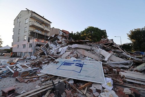 Trümmer eines eingestürzten Gebäudes in der Westtürkei - © Berkman Ulutin/DIA Photo via AP/dpa