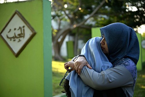 Opfer gab es in zahlreichen Ländern, neben Indonesien unter anderem auch in Thailand, Indien und Sri Lanka. - © Reza Saifullah/AP/dpa