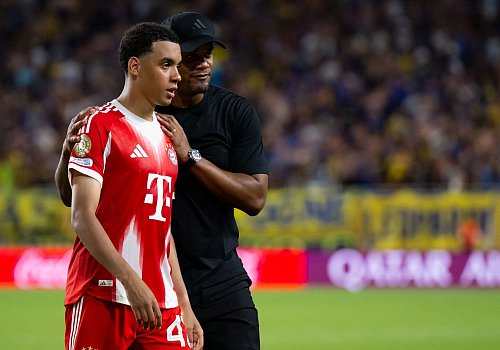 Ist es schlimm? Vincent Kompany spricht nach dem Spiel mit dem angeschlagen ausgewechselten Jamal Musiala. - © Sven Hoppe/dpa