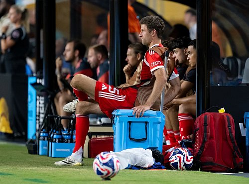 Thomas Müller verfolgt die Partie auf einem speziellen Sitzplatz am Spielfeldrand. - © Sven Hoppe/dpa