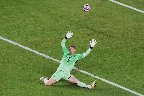 Manuel Neuer kann das Tor zum 1:1 nicht verhindern. - © Marta Lavandier/AP/dpa