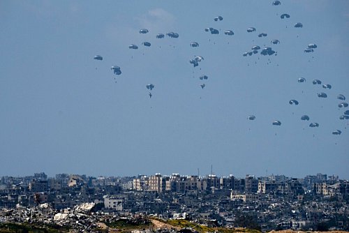 Bundeswehrmaschinen sollen sich an den Abwürfen von Hilfsgütern über Gaza beteiligen. (Archivbild) - © Maya Alleruzzo/AP/dpa