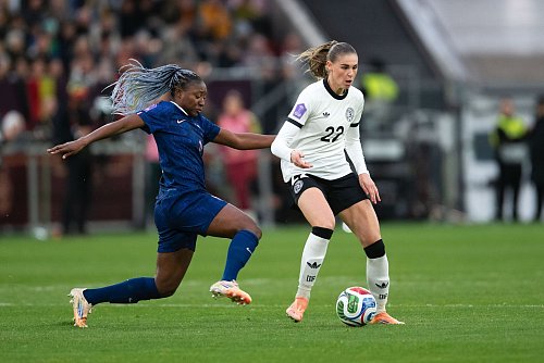 Jule Brand (r) dirigierte im zentralen Mittelfeld das Spiel der deutschen Elf. - © Marius Becker/dpa
