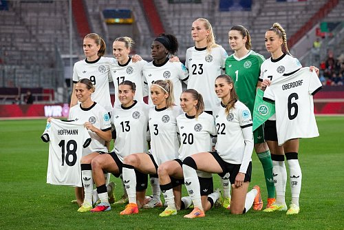Das DFB-Team erinnerte vor dem Spiel auch an die verletzten Lena Oberdorf und Giovanna Hoffmann. - © Marius Becker/dpa