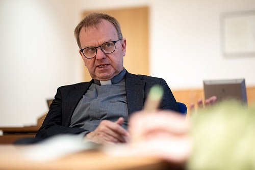 Domprobst Michael Dörnemann: «Der Familienzusammenhalt ist nicht mehr so da». - © Fabian Strauch/dpa