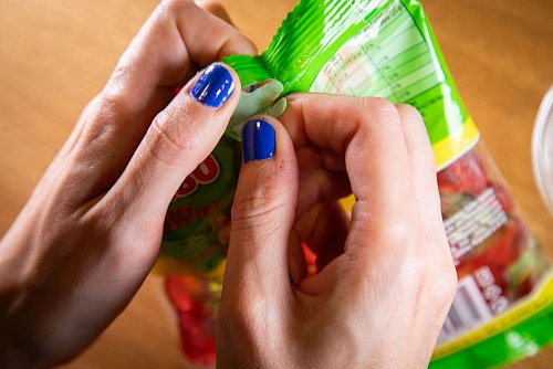 Schritt 1: Lasche am oberen Rand der Verpackung teilen. - © Christin Klose/dpa-tmn