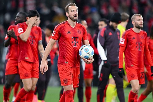 Mit dem Ball als Trophäe geht es für Harry Kane nach Hause. - © Sven Hoppe/dpa