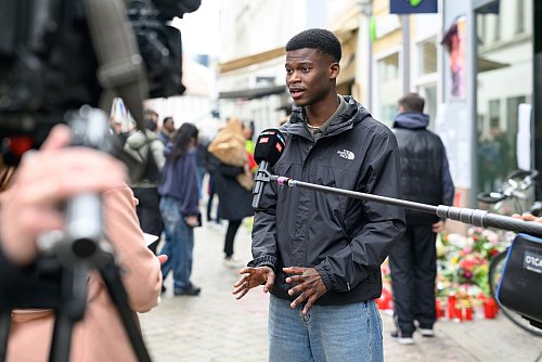 Das Medieninteresse an der Kundgebung ist groß - Suraj Mailitafi von der Initiative «Gerechtigkeit für Lorenz» gibt Interviews. - © Izabela Mittwollen/dpa