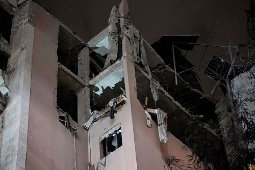 Bei dem erneuten Luftangriff in einem Vorort Beiruts wurde nach arabischen Berichten ein Wohnhaus getroffen. - © Hussein Malla/AP/dpa