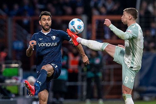 Bochums Gerrit Holtmann (l) im Zweikampf mit Mitchell Weiser - © David Inderlied/dpa