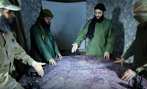 Vor einigen Jahren zeigte Al-Dschulani (2. v.r.) sich noch mit dem Turban der Islamisten - inzwischen trägt er diesen nicht mehr. (Archivbild) - © UGC/Fatah al-Sham Front/dpa