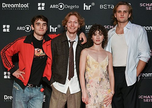 Moritz Hoyer (l-r), Filip Schnack, Franziska von Harsdorf und Ludger Bökelmann bei der Premiere der Serie «Schattenseite» in Berlin. - © Jens Kalaene/dpa