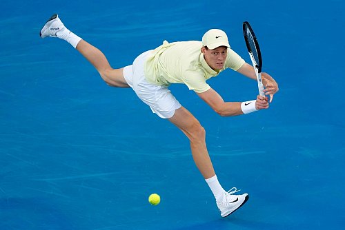Jannik Sinner machte bislang im Turnier eine gute Figur - © Manish Swarup/AP/dpa
