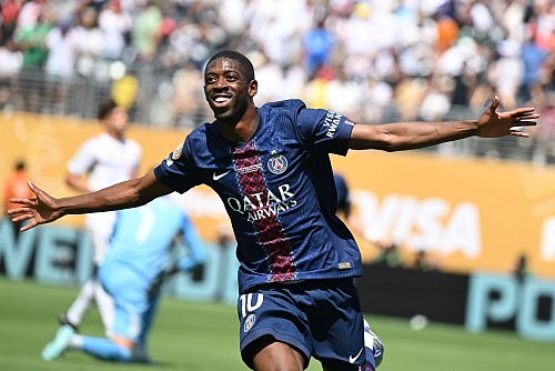Der ehemalige Dortmunder Ousmane Dembélé bejubelt sein Tor zum 2:0. - © Sven Hoppe/dpa