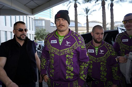 Schwergewichtssuperstar Oleksandr Usyk kommt im Hilton Hotel in Riad an - © Nick Potts/PA Wire/dpa
