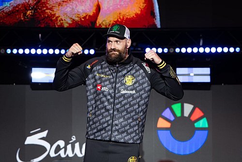 Box-Star Tyson Fury zeigt vor dem Rückkampf gegen Oleksandr Usyk in Riad seine Muskeln - © -/Saudi Press Agency/dpa