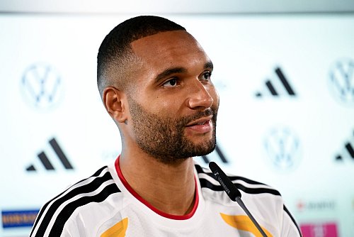 Jonathan Tah hat keine Zweifel an der direkten WM-Qualifikation. - © Julian Stratenschulte/dpa