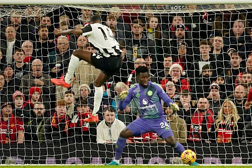 Alexander Isak kommt frei zum Kopfball. - © Dave Thompson/AP/dpa