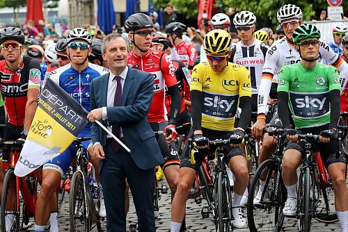 Thomas Geisel (l), damaliger Oberbürgermeister von Düsseldorf, beim Auftakt der Tour 2017. - © Daniel Karmann/dpa