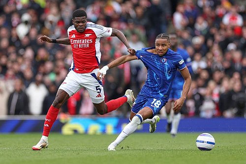 Chelseas Christopher Nkunku (l) konnte die Niederlage nicht verhindern. - © Ian Walton/AP/dpa