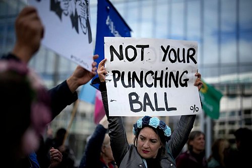 In Frankreich hat der Prozess um den jahrelangen sexuellen Missbrauch einer von ihrem Ehemann betäubten Frau durch Dutzende fremde Männer eine breite öffentliche Debatte über Gewalt gegen Frauen ausgelöst. (Archivfoto) - © Christophe Ena/AP/dpa