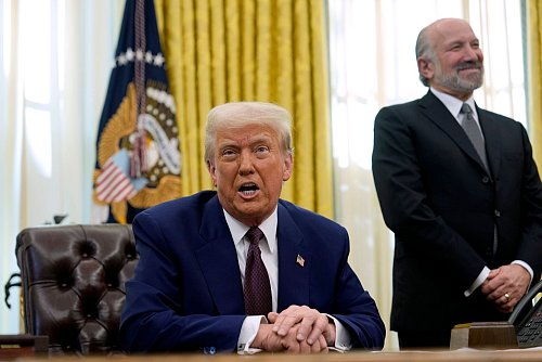 Donald Trump hat eine Reihe von Zöllen auf den Weg gebracht. - © Ben Curtis/AP/dpa