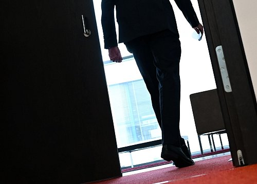 Mehr als jeder Dritte kann sich einer Befragung zufolge einen Jobwechsel vorstellen oder plant diesen. (Illustration) - © Arne Dedert/dpa/dpa-tmn
