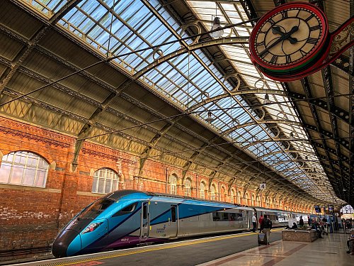 Ein Transpennine Express in Darlington: Die Zugfahrt von York dorthin dauert 30 Minuten, die Weiterfahrt nach Shildon 20 Minuten. Ab London ist man damit knapp drei Stunden unterwegs. - © Stephan Weißenborn/dpa-tmn