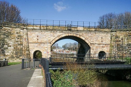 Schon die Locomotion No. 1 fuhr über die Skerne Bridge. Sie ist die älteste Eisenbahnbrücke der Welt, die noch als solche genutzt wird. - © Stephan Weißenborn/dpa-tmn